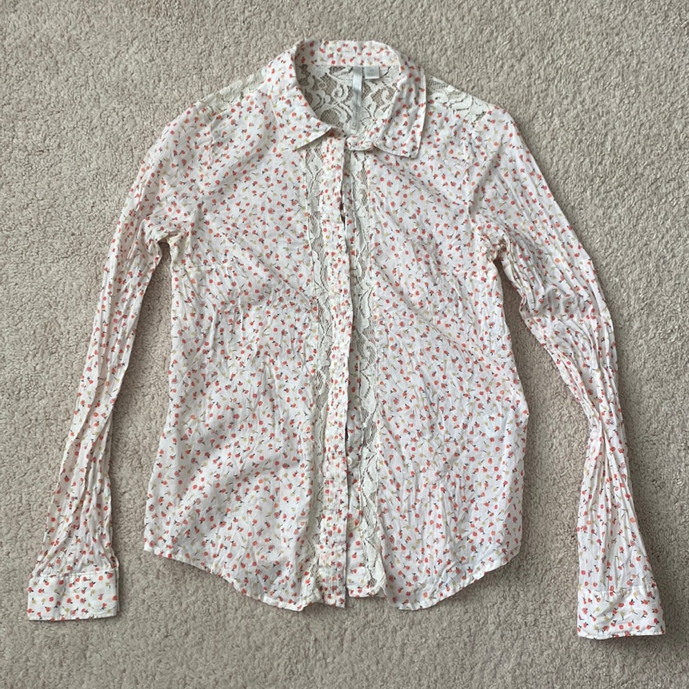 Adorable button up floral shirt with lace detail